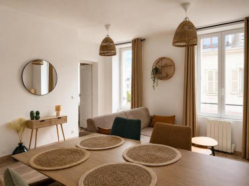a living room with a table and a couch at Au coeur de Vernon - Appartement 4 pers - à 10min Giverny in Vernon
