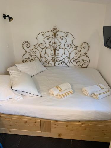 a bed with two towels on top of it at Il giardino di Lallo in Barrea
