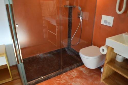 Bilik mandi di Apartments Mrakič