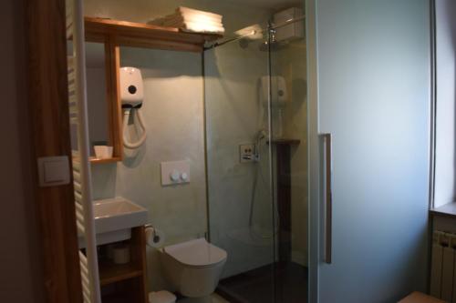 Bilik mandi di Apartments Mrakič