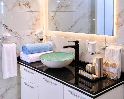 a bathroom with a bowl sink and a mirror at Palm Beach Şile Villa Hotels in Şile