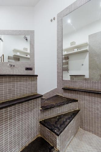 a bathroom with brown tiles and a mirror at Toledo Apartment until 7 people 2 bathrooms in Naples