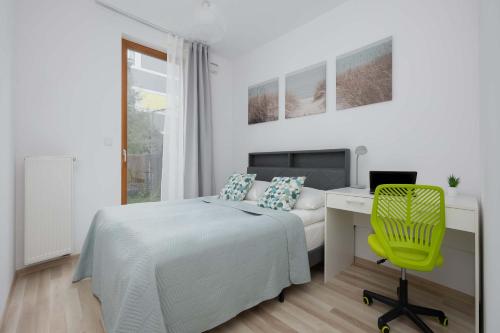 Modern Apartment with a Garden and a Workspace in Wola by Noclegi Renters