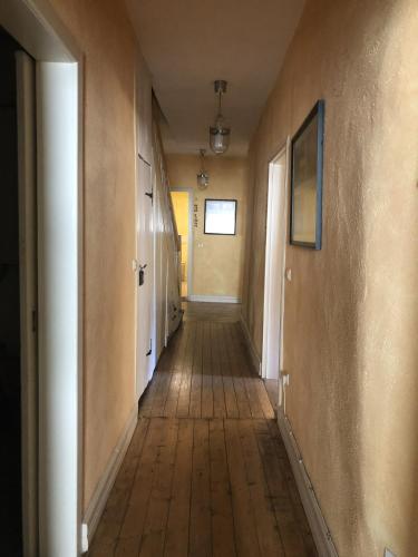 an empty hallway with a wooden floor in a room at Altstadtmeise Elegance in Meisenheim