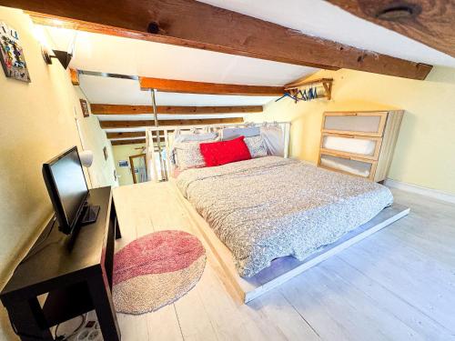 a bedroom with a bed and a tv in a room at Ostrica in Lumio