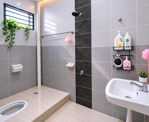 a bathroom with a shower and a sink at Homestay nakhoda Sitiawan in Lumut