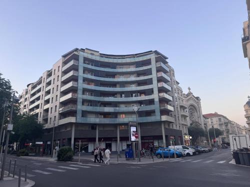 Gambetta Promenade modern near beach with parking