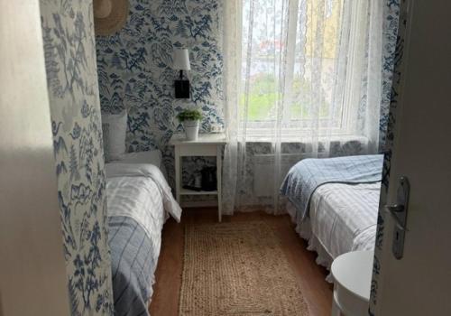 a bedroom with two beds and a window at Nautic Hotell in Marstrand