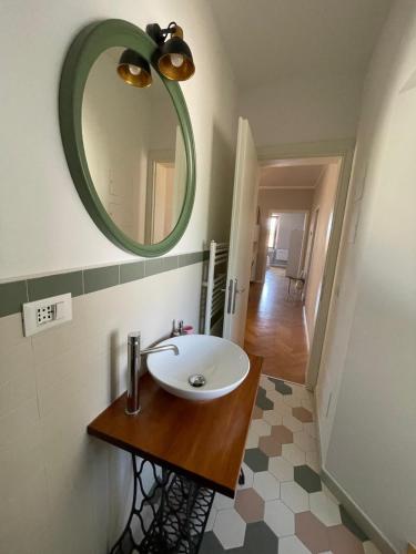 a bathroom with a sink and a mirror at Appartamento ai piedi del Borgo in Certaldo