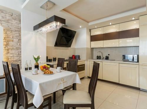 Golden Apartments Warsaw - Best Location in City Center - Grzybowska 5