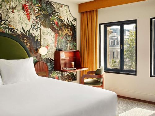 a bedroom with a bed and a window at Hyde London City - St Paul's in London