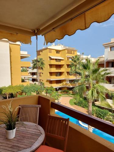 Apartment En Punta Prima con 3 Piscinas, 2 dormitorios,2 baños ,parking y seguridad 24 horas