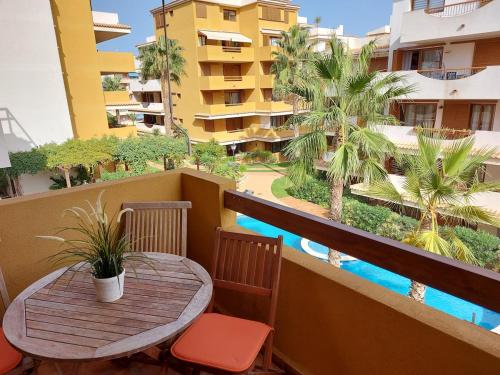 Apartment En Punta Prima con 3 Piscinas, 2 dormitorios,2 baños ,parking y seguridad 24 horas