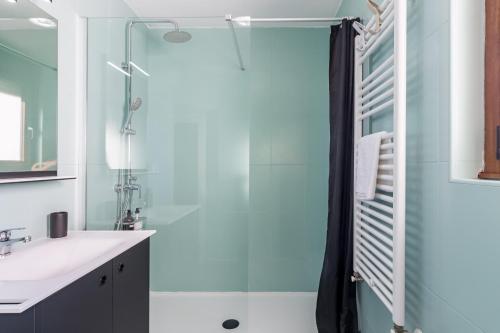 a bathroom with a shower and a sink at El Rincón de Denver in Suances