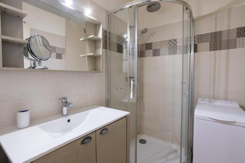 a bathroom with a sink and a shower at Central Parc T2 Pour 4 Pers in Briançon