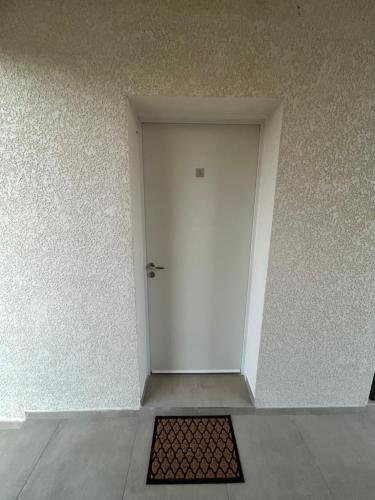a white door with a metal grate in a room at Résidence A Traggina in Prunelli-di-Fiumorbo