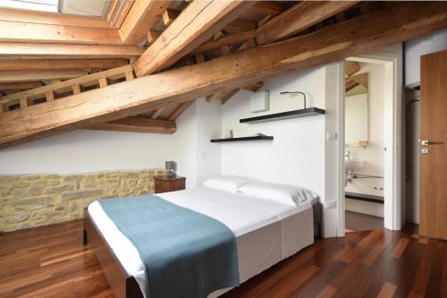 a bedroom with a bed and wooden ceilings at Monti d'Abruzzo in Crecchio