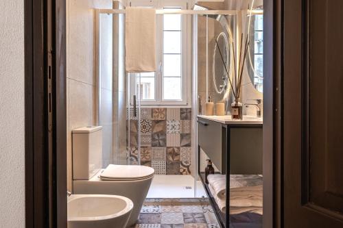 a bathroom with a toilet and a sink and a shower at Palazzo Brighenti in Pozzolengo