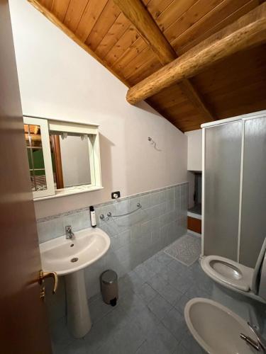 a bathroom with a sink and a toilet at Il noceto dell'Etna in Giarre