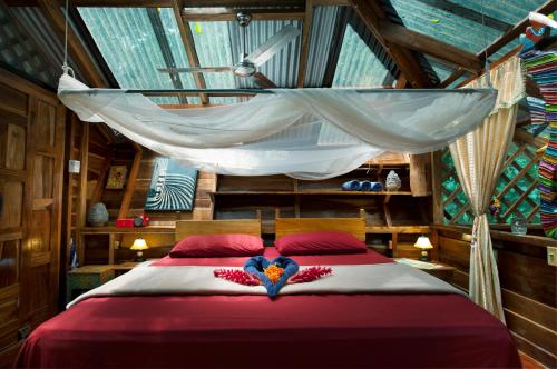 Кровать или кровати в номере Congo Bongo EcoVillage Costa Rica