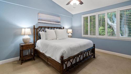 a bedroom with a bed and two windows at 907 Mariners Club in Key Largo