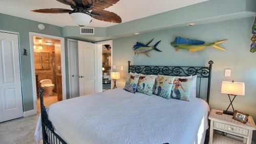 a bedroom with a bed with fish on the wall at B307 Moon Bay in Villa Verde