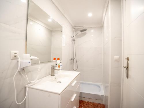 Bilik mandi di just hostel capsules
