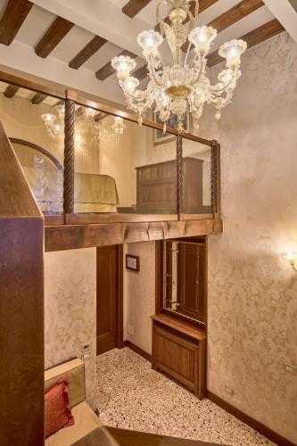 a room with a mirror and a chandelier at Hotel Palazzo Stern in Venice
