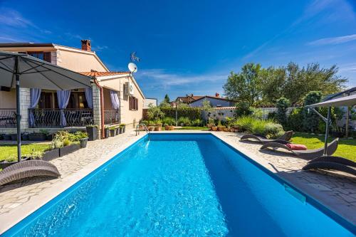 Villa Mia & Iva for 6 plus 2 people near Poreč with private pool & kids playground - pet friendly