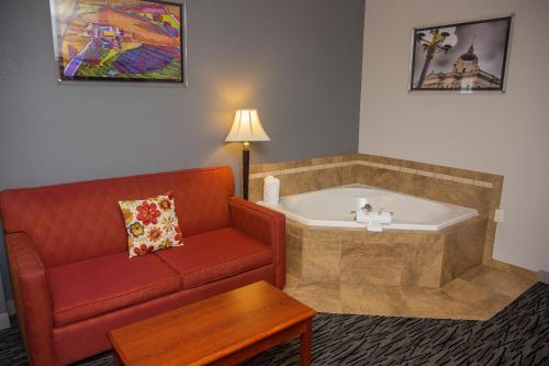 a living room with a couch and a tub at Parke Regency Hotel & Conference Center in Bloomington