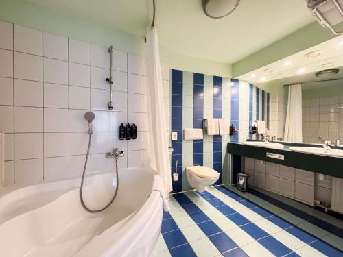 ein Badezimmer mit Badewanne, Toilette und Waschbecken in der Unterkunft Mercure Cieszyn in Cieszyn