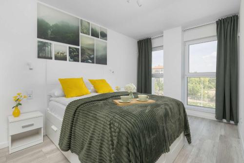 Cozy Apartment with a Balcony and Parking by Noclegi Renters