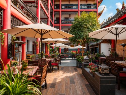 Wenjun Courtyard Hotel Chengdu ,English-Speaking , Pick-up Service ,Laundry Service , Local Tours — Inner courtyard view