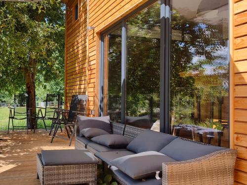 a screened in porch with a couch on a patio at Gemütliches Tiny House zwischen zwei Naturteichen - Kamin, Terrasse & Natur pur in Lauterbach