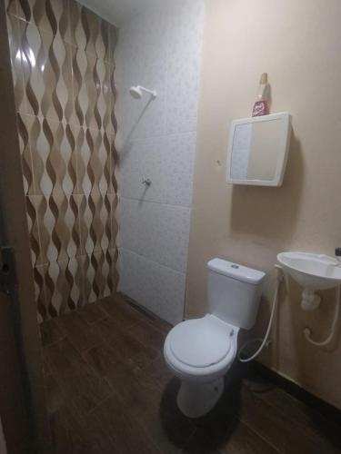 a bathroom with a toilet and a sink at Casa veraneio in Soure