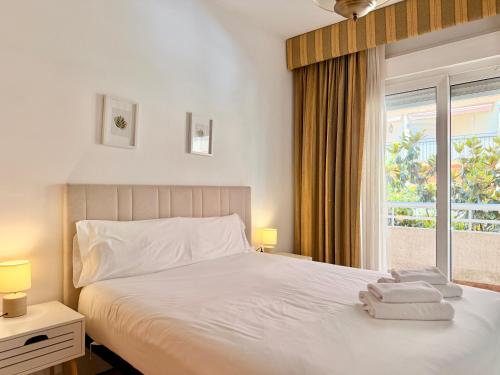 Stunning Apartment With Sea Views - EaW Homes