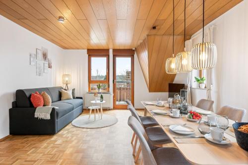 a living room with a table and a couch at Ferienwohnung "Ruhe und Weitblick" Perfekte Anbindung in Illingen