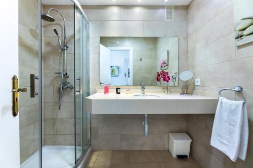 a bathroom with a sink and a shower at Apartamento Veleta Puerto Pollensa in Pollença