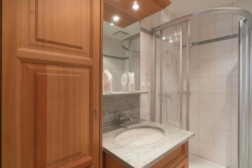 a bathroom with a sink and a shower at Trais Fluors C3 in Maloja