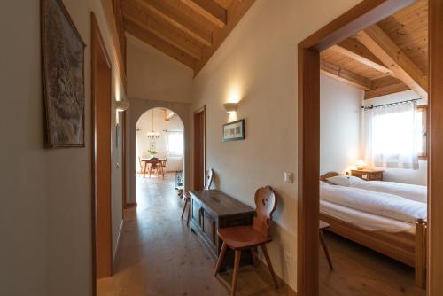 a bedroom with a bed and a desk in a room at Trais Fluors C3 in Maloja