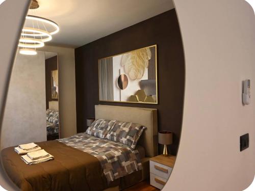 a bedroom with a bed and a picture on the wall at Irpinia Maison in Quarto dʼAltino