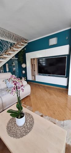 Apartman Pula s bazenom i parkingom