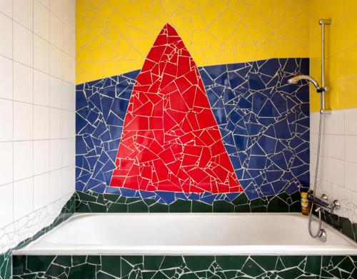 a bath tub with a mosaic of a red sail at La Vigne - Han-sur-Lesse in Han-sur-Lesse