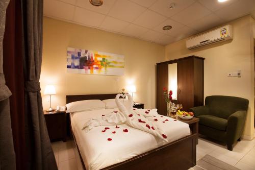 מיטה או מיטות בחדר ב-Palms Lily Hotel Suites
