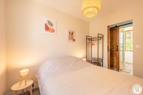 a bedroom with a white bed in a room at Le cadre in Bonnières
