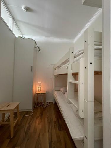a room with two bunk beds and a table at Actif 305 Apartment by Ål Ski Center in Al