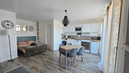 Appartement climatisé avec balcon,wifi, proche remparts