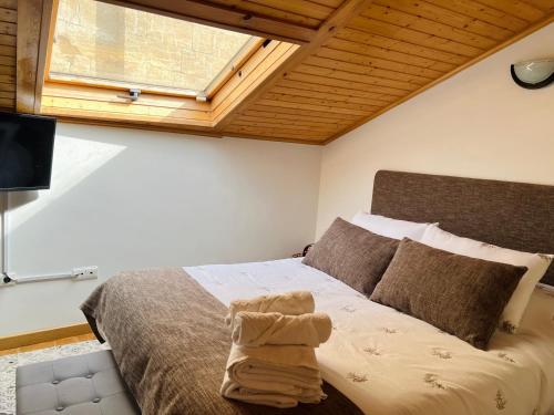 a bedroom with a large bed with a window at casa muralla - plaza mayor in Ciudad-Rodrigo