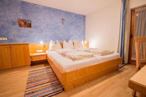 Katil atau katil-katil dalam bilik di Haus Alpengruss
