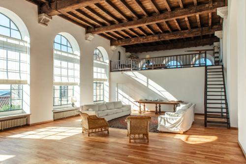 a living room with a couch and a table at Villa La Limonera in Casciago